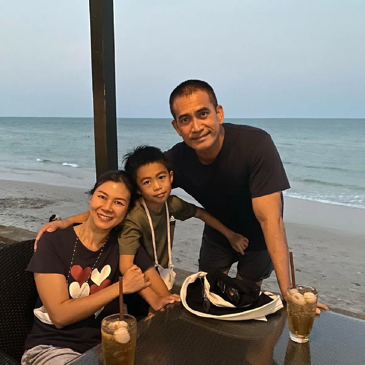  โมเมนต์หวาน ผู้พันเบิร์ด-ปาล์ม ฉลองรักหวาน 10 ปีริมทะเลสุดโรแมนติก