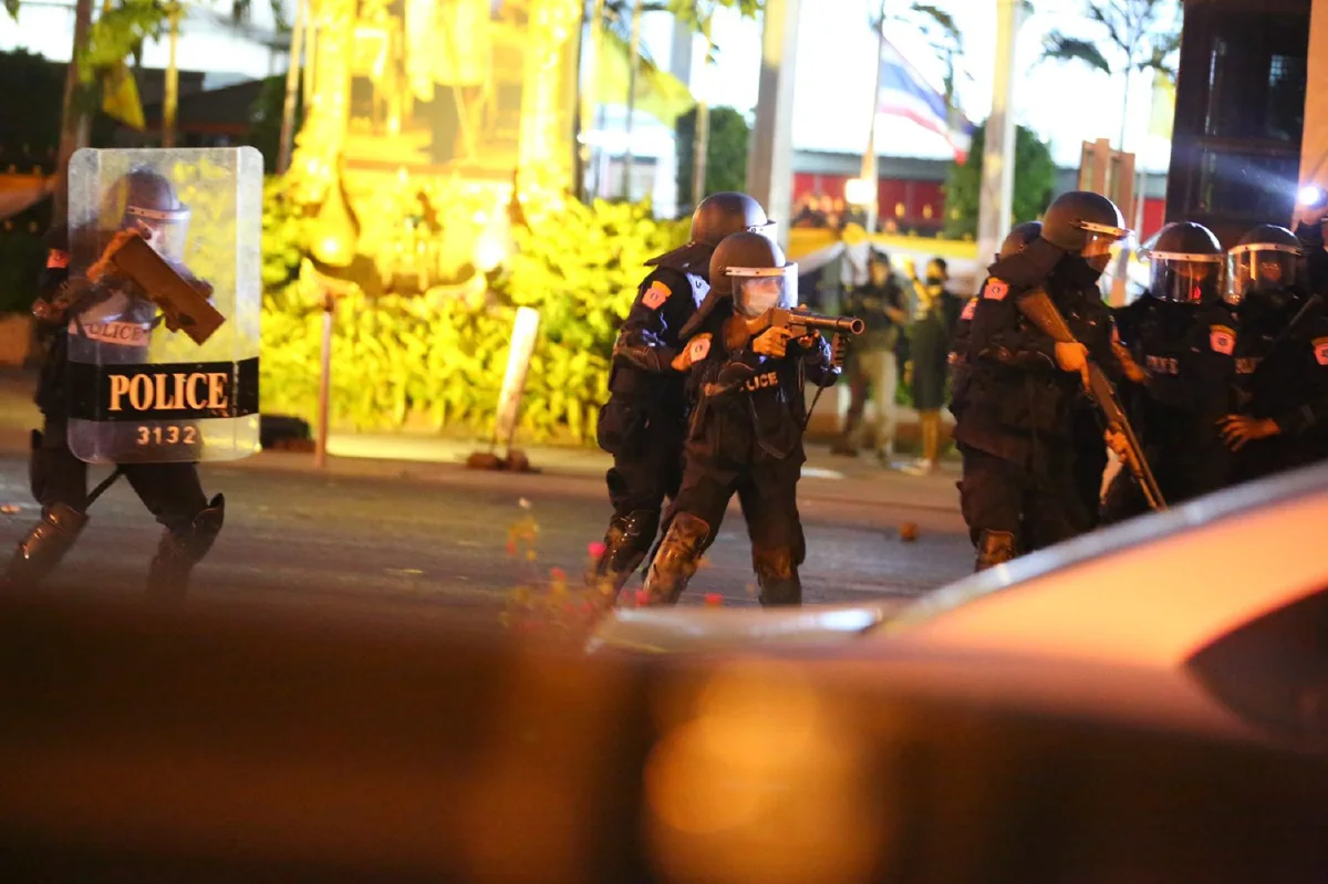 ม็อบปะทะเจ้าหน้าที่ชุลมุนหน้ารพ.ทหารผ่านศึก