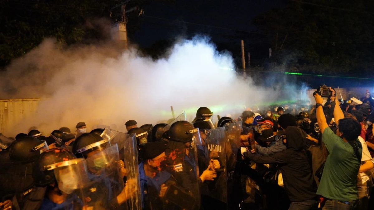 ม็อบหน้ากรมทหารราบที่1ยุติแล้ว หลังปะทะตำรวจชุลมุน