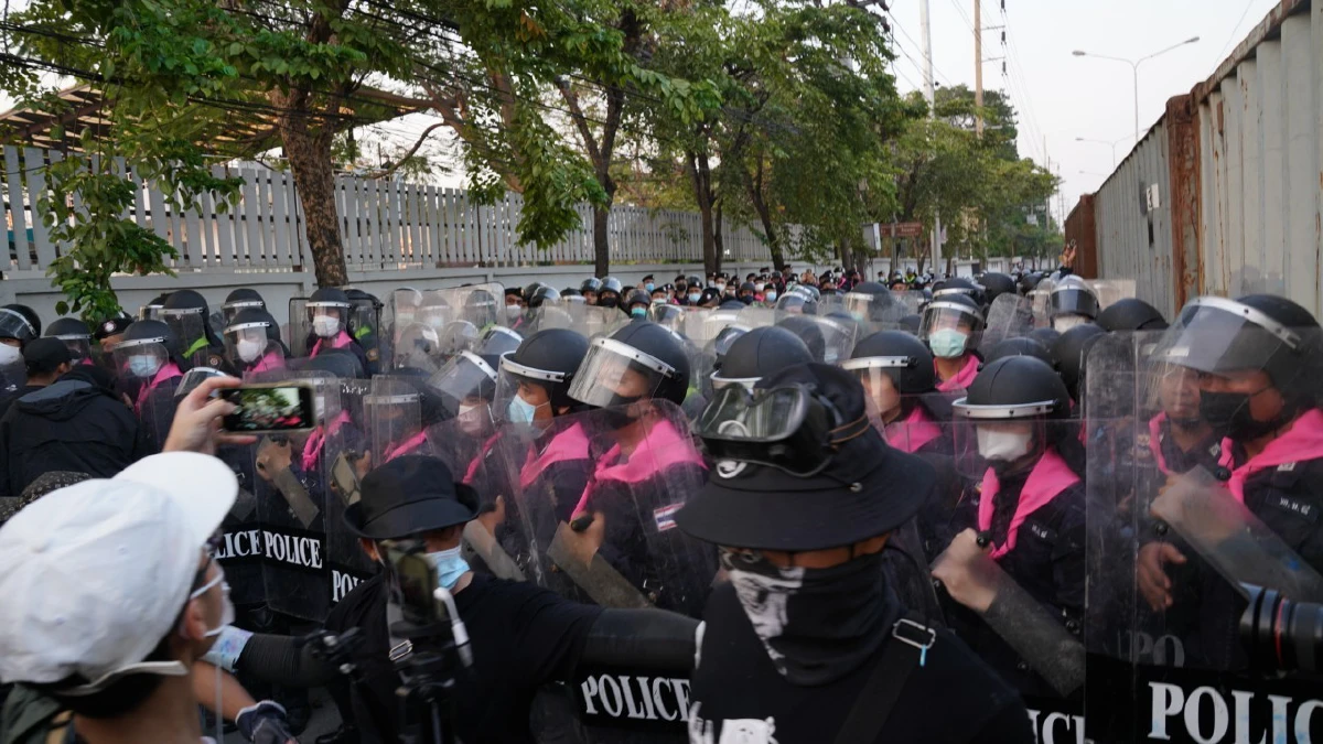 ม็อบดันตู้คอนเทนเนอร์ตัดลวดหนาม ตร.ตรึงแนวกั้นสกัดหน้ารพ.ทหารผ่านศึก