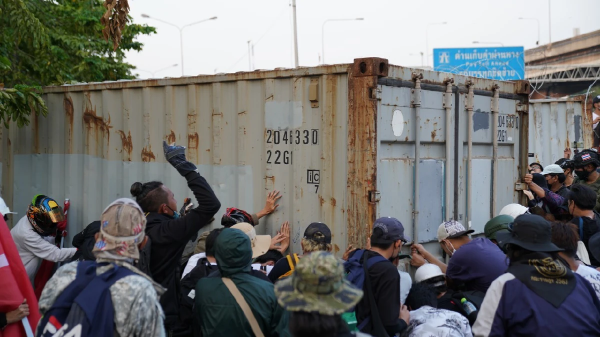 ม็อบดันตู้คอนเทนเนอร์ตัดลวดหนาม ตร.ตรึงแนวกั้นสกัดหน้ารพ.ทหารผ่านศึก