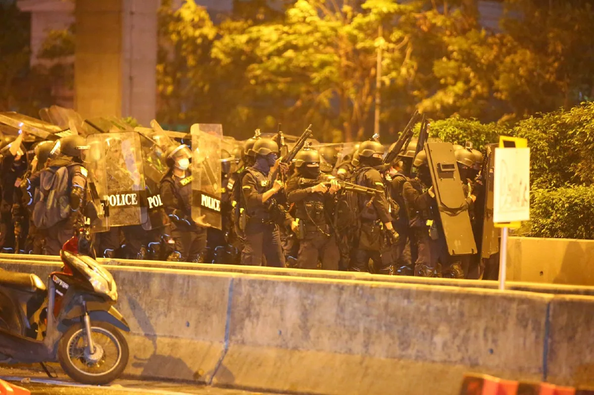 ม็อบหน้ากรมทหารราบที่1ยุติแล้ว หลังปะทะตำรวจชุลมุน