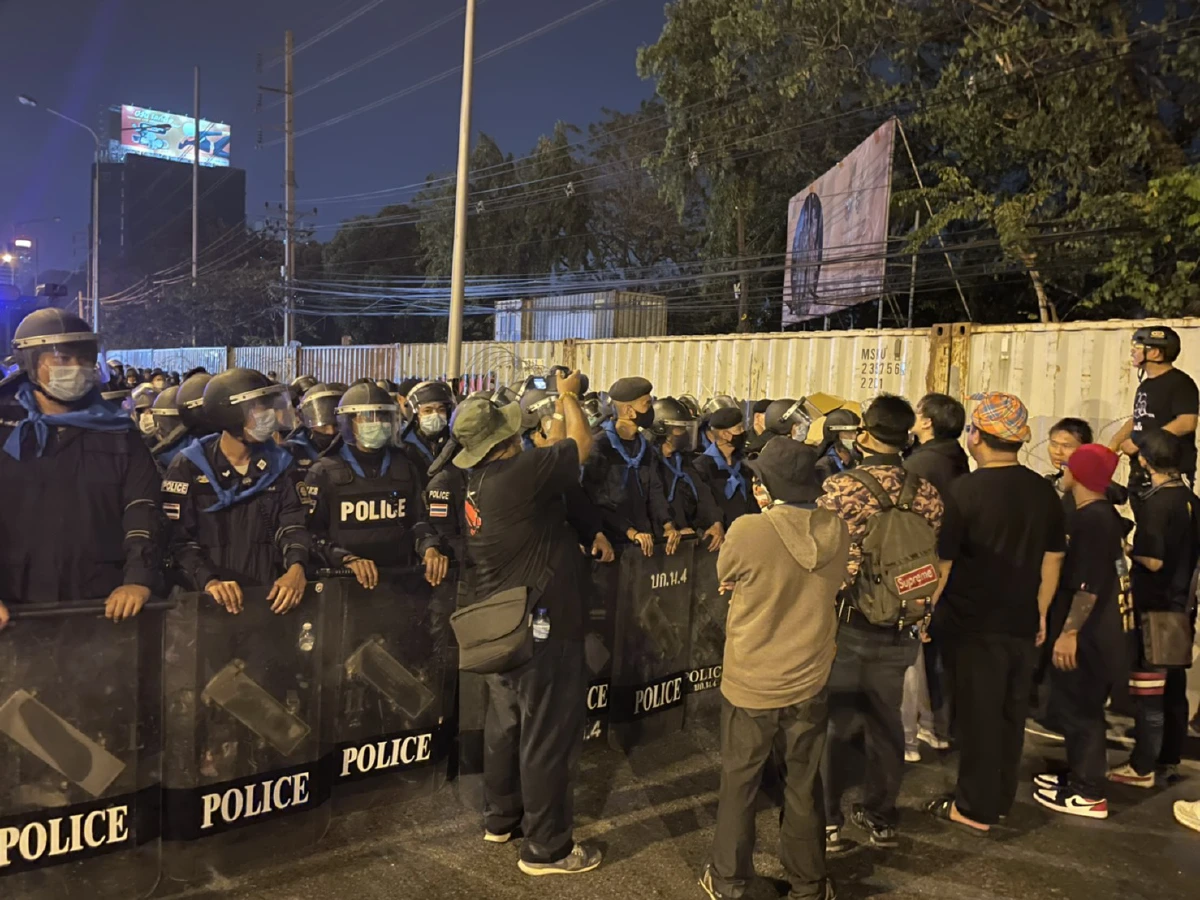 ม็อบไร้แกนนำเปิดฉากขว้างพลุควัน-สิ่งของใส่จนท.เกิดชุลมุนอีกรอบหน้าราบ1