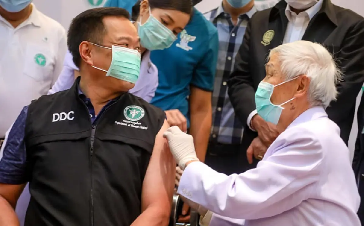 อนุทินพร้อม 4 รมต.ฉีดวัคซีนโควิดเข็มแรก นายกฯร่วมให้กำลังใจ