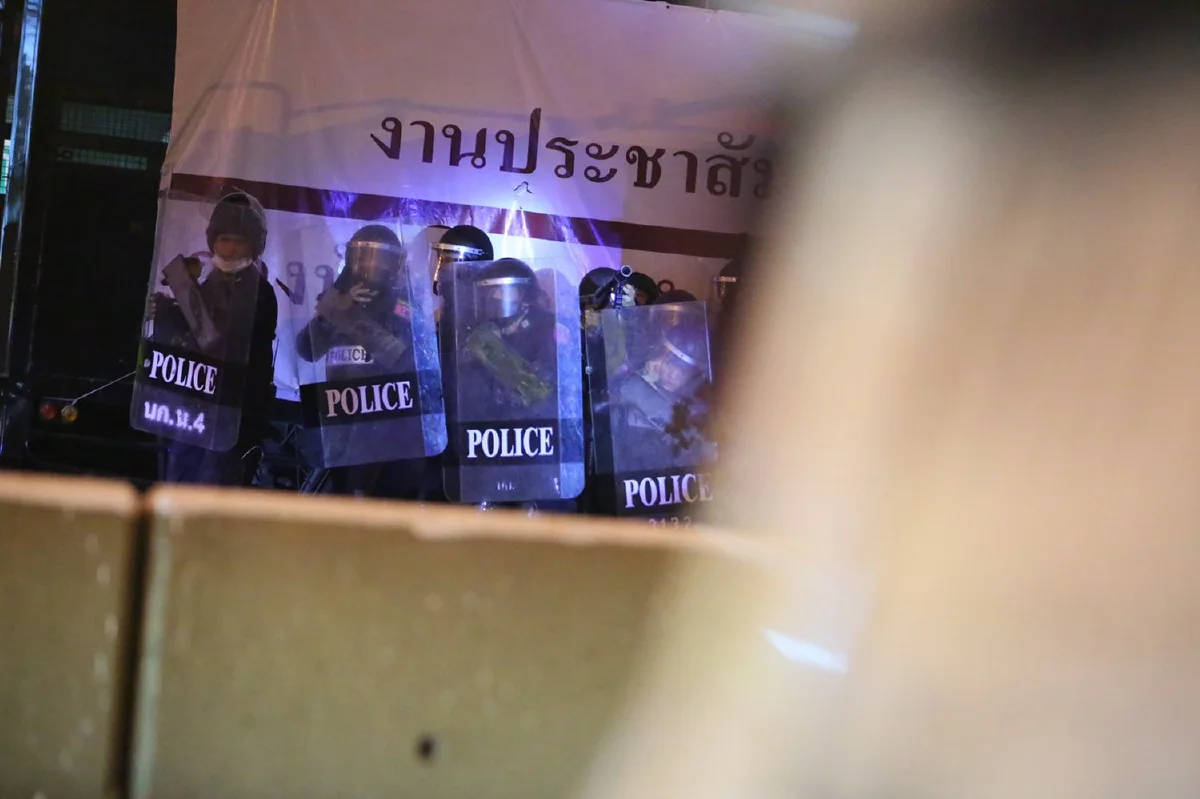 ม็อบปะทะเจ้าหน้าที่ชุลมุนหน้ารพ.ทหารผ่านศึก