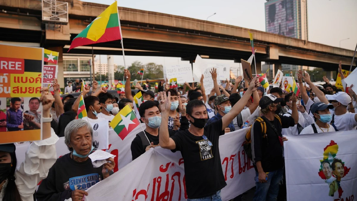 ม็อบดันตู้คอนเทนเนอร์ตัดลวดหนาม ตร.ตรึงแนวกั้นสกัดหน้ารพ.ทหารผ่านศึก