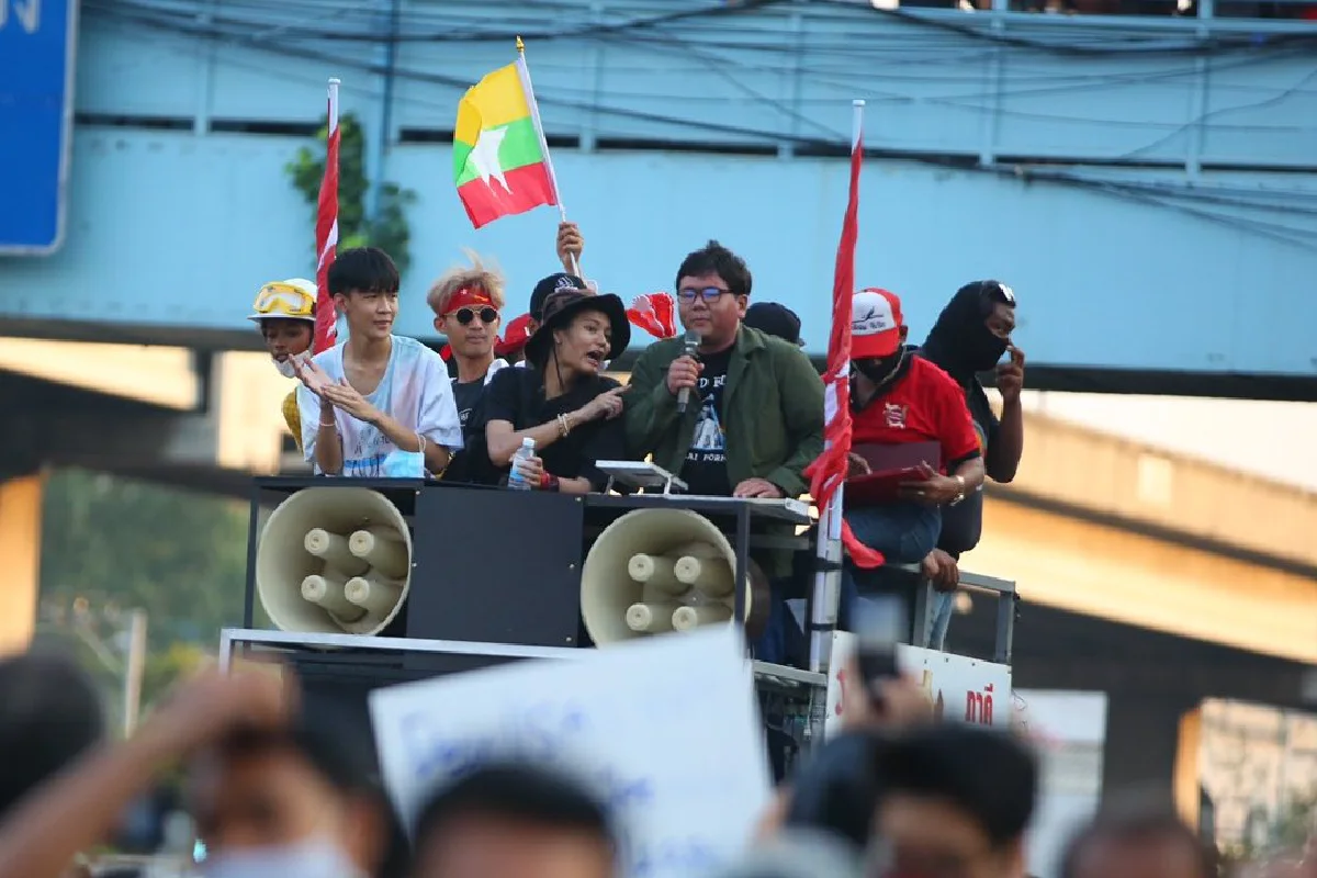 ม็อบชู3นิ้วโห่ไล่ตร.ตรึงกำลังหน้ารพ.ทหารผ่านศึก