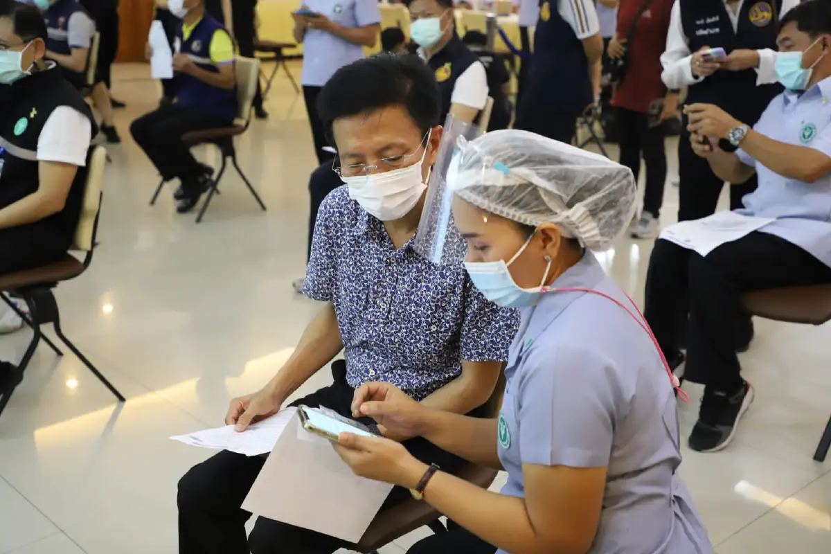 เร่งฉีดวัคซีนโควิดให้บุคลากรด่านหน้าในจ.สมุทรสาคร159ราย