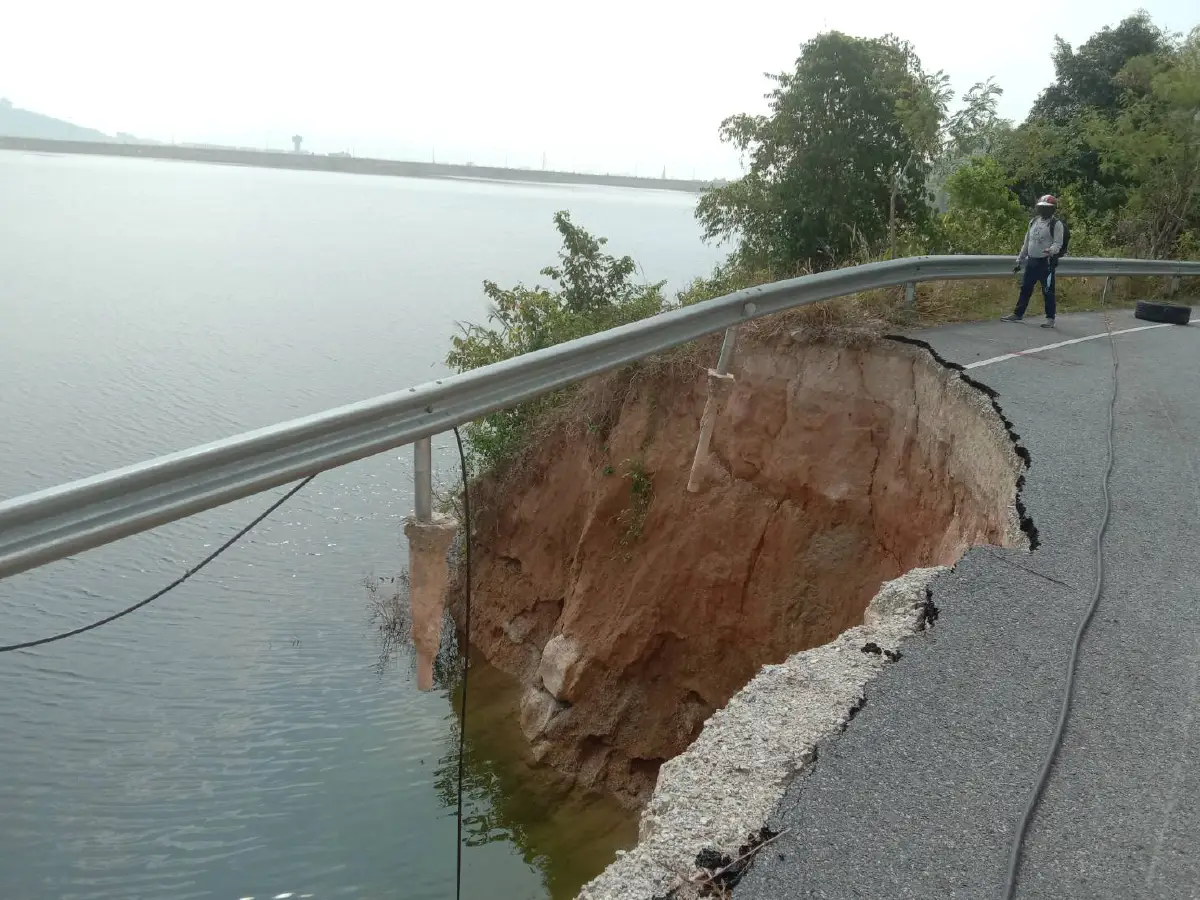 อันตราย!อ่างเก็บน้ำคลองกระทะทรุดเป็นแนวยาวน่าหวาดเสียว