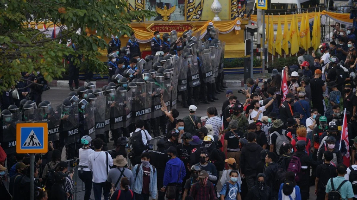 ม็อบชู3นิ้วโห่ไล่ตร.ตรึงกำลังหน้ารพ.ทหารผ่านศึก