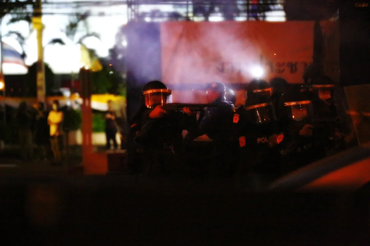 ม็อบปะทะเจ้าหน้าที่ชุลมุนหน้ารพ.ทหารผ่านศึก