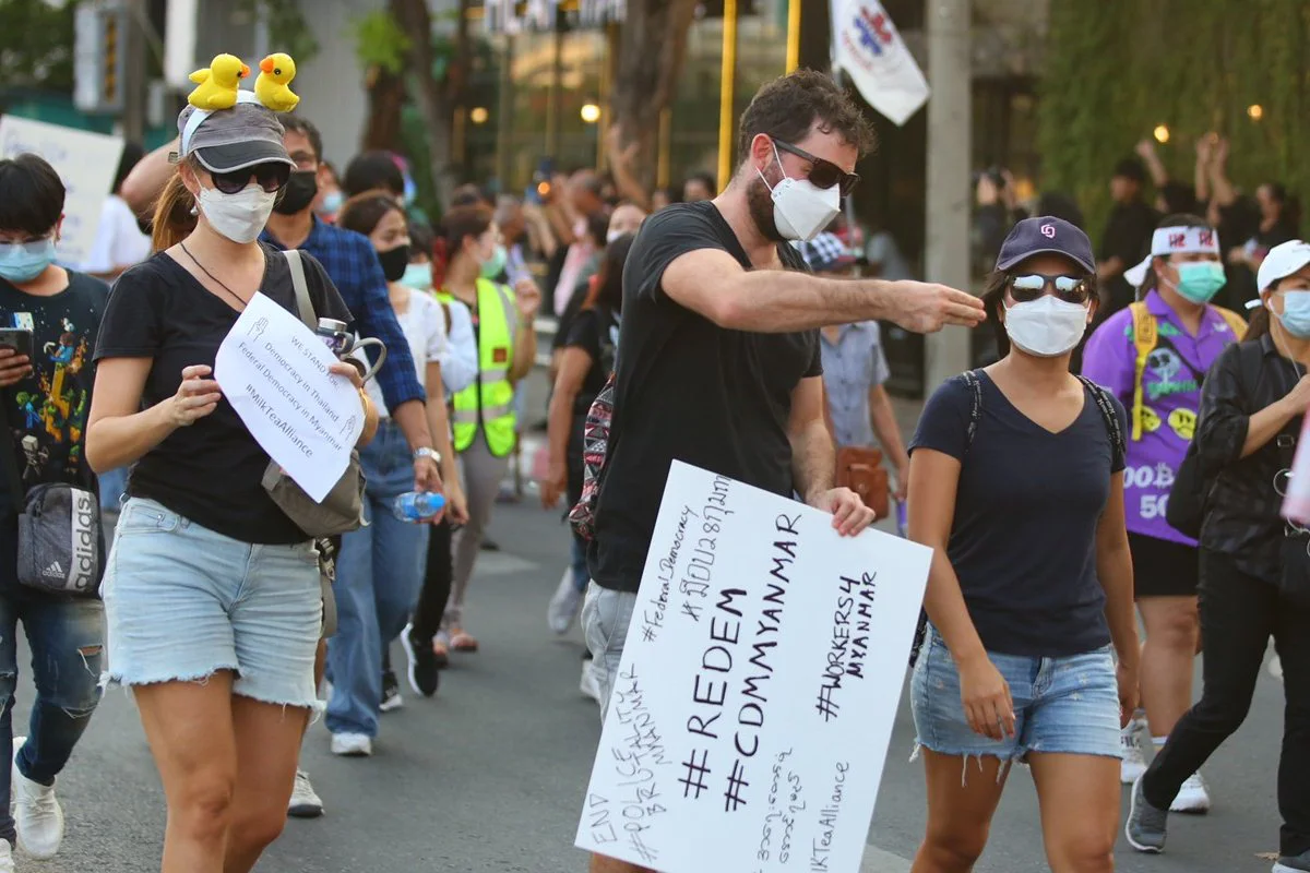 ม็อบชู3นิ้วโห่ไล่ตร.ตรึงกำลังหน้ารพ.ทหารผ่านศึก