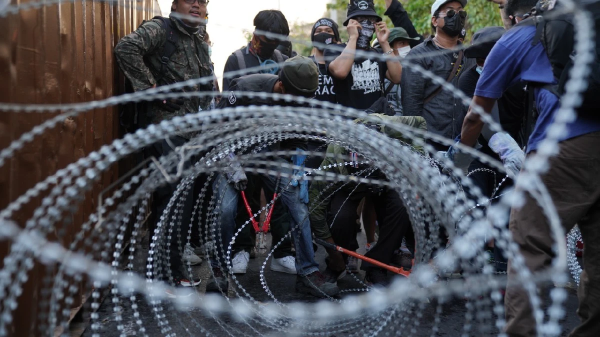 ม็อบดันตู้คอนเทนเนอร์ตัดลวดหนาม ตร.ตรึงแนวกั้นสกัดหน้ารพ.ทหารผ่านศึก