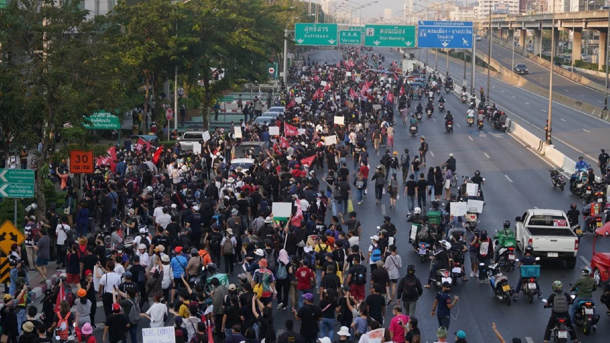 ม็อบชู3นิ้วโห่ไล่ตร.ตรึงกำลังหน้ารพ.ทหารผ่านศึก