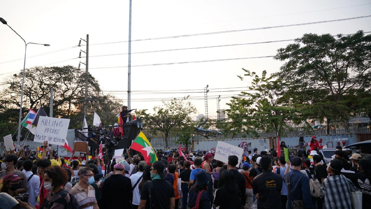 ม็อบดันตู้คอนเทนเนอร์ตัดลวดหนาม ตร.ตรึงแนวกั้นสกัดหน้ารพ.ทหารผ่านศึก