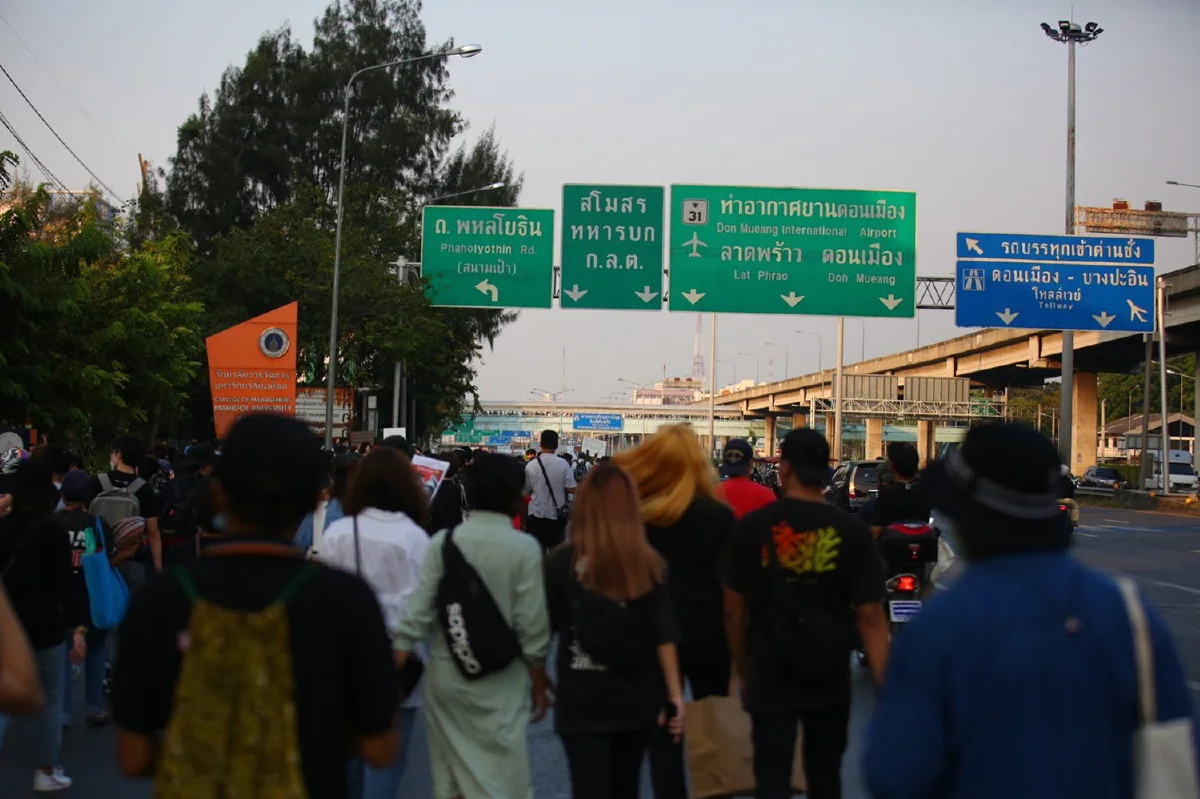 ม็อบชู3นิ้วโห่ไล่ตร.ตรึงกำลังหน้ารพ.ทหารผ่านศึก