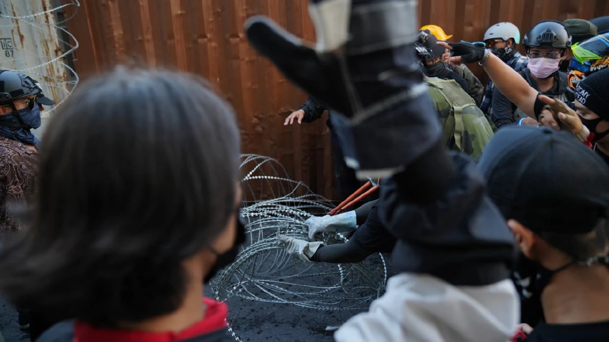 ม็อบดันตู้คอนเทนเนอร์ตัดลวดหนาม ตร.ตรึงแนวกั้นสกัดหน้ารพ.ทหารผ่านศึก