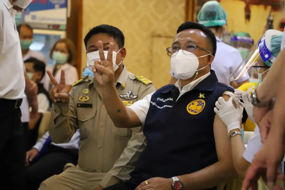 เร่งฉีดวัคซีนโควิดให้บุคลากรด่านหน้าในจ.สมุทรสาคร159ราย