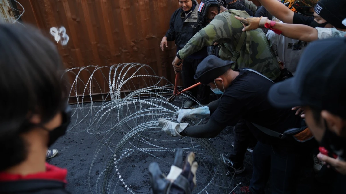 ม็อบดันตู้คอนเทนเนอร์ตัดลวดหนาม ตร.ตรึงแนวกั้นสกัดหน้ารพ.ทหารผ่านศึก