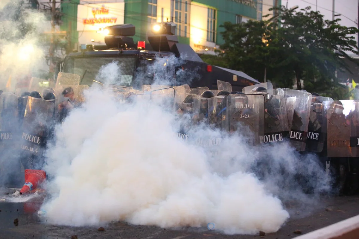 ม็อบปะทะเจ้าหน้าที่ชุลมุนหน้ารพ.ทหารผ่านศึก