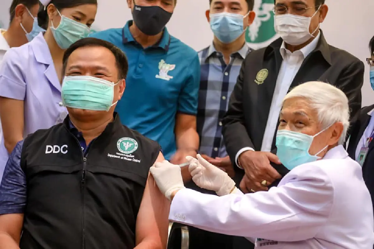 อนุทินพร้อม 4 รมต.ฉีดวัคซีนโควิดเข็มแรก นายกฯร่วมให้กำลังใจ