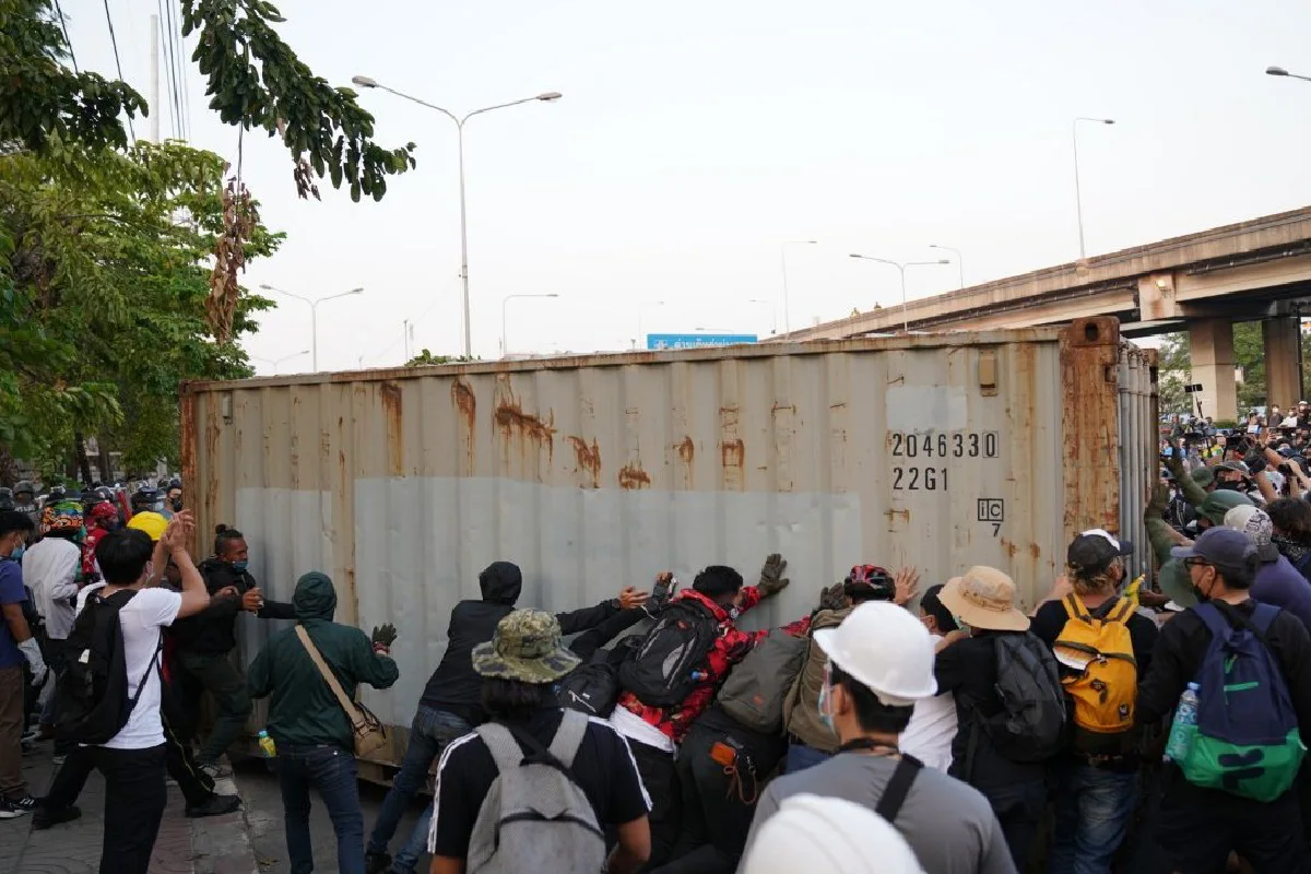 ม็อบดันตู้คอนเทนเนอร์ตัดลวดหนาม ตร.ตรึงแนวกั้นสกัดหน้ารพ.ทหารผ่านศึก