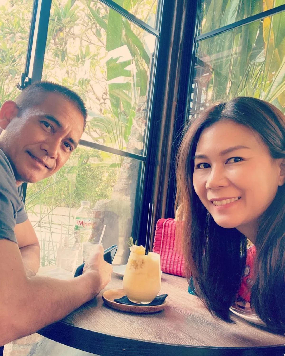  โมเมนต์หวาน ผู้พันเบิร์ด-ปาล์ม ฉลองรักหวาน 10 ปีริมทะเลสุดโรแมนติก