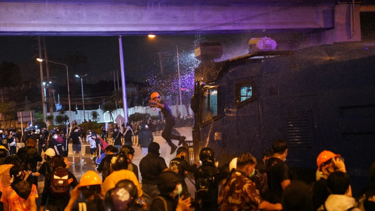 ม็อบหน้ากรมทหารราบที่1ยุติแล้ว หลังปะทะตำรวจชุลมุน