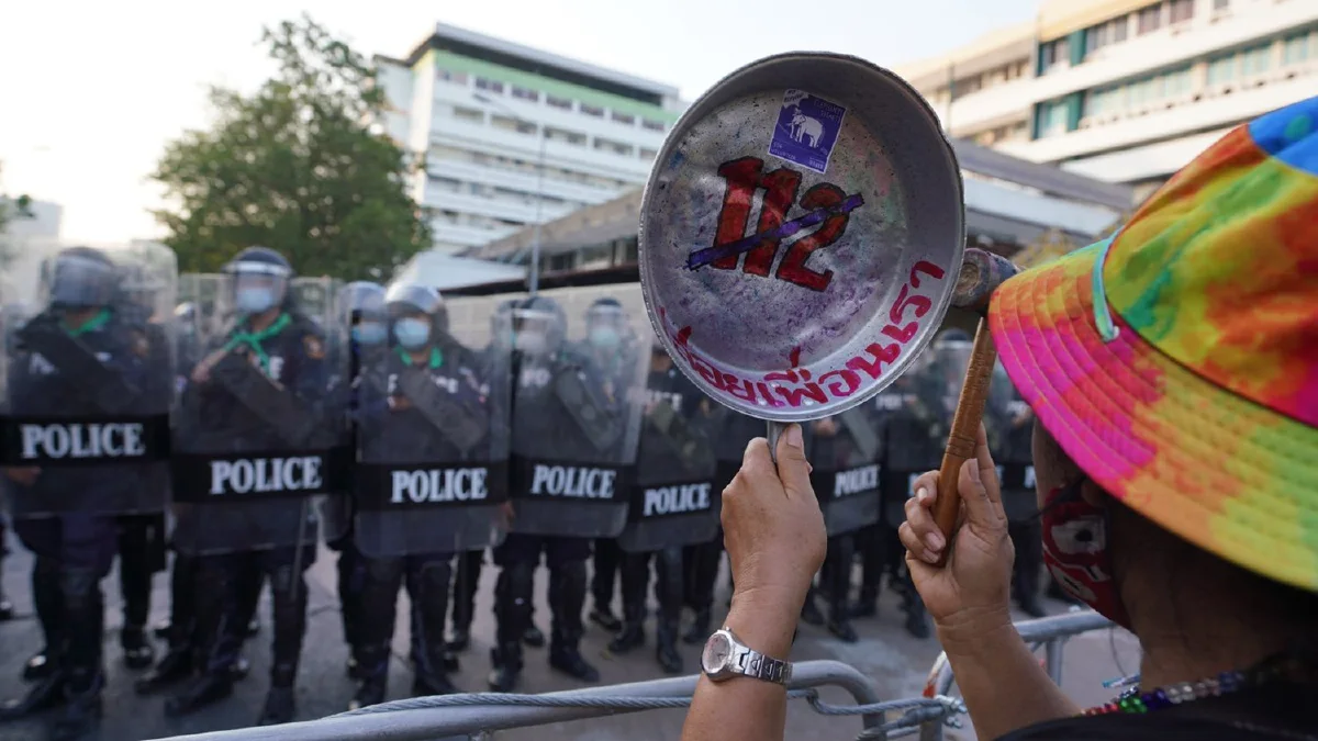 ม็อบชู3นิ้วโห่ไล่ตร.ตรึงกำลังหน้ารพ.ทหารผ่านศึก