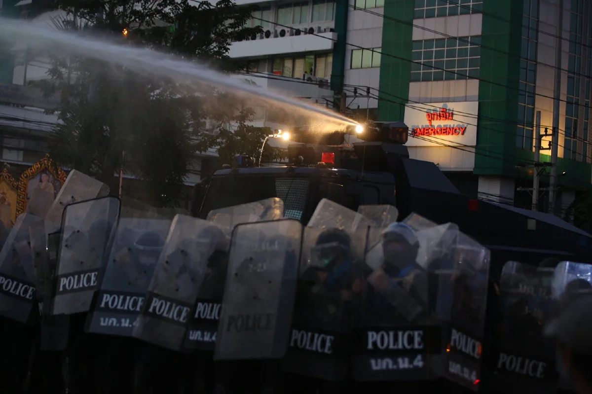 ม็อบปะทะเจ้าหน้าที่ชุลมุนหน้ารพ.ทหารผ่านศึก