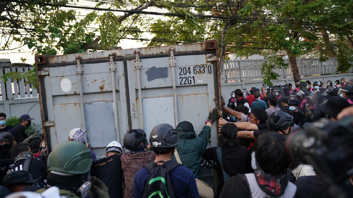 ม็อบดันตู้คอนเทนเนอร์ตัดลวดหนาม ตร.ตรึงแนวกั้นสกัดหน้ารพ.ทหารผ่านศึก