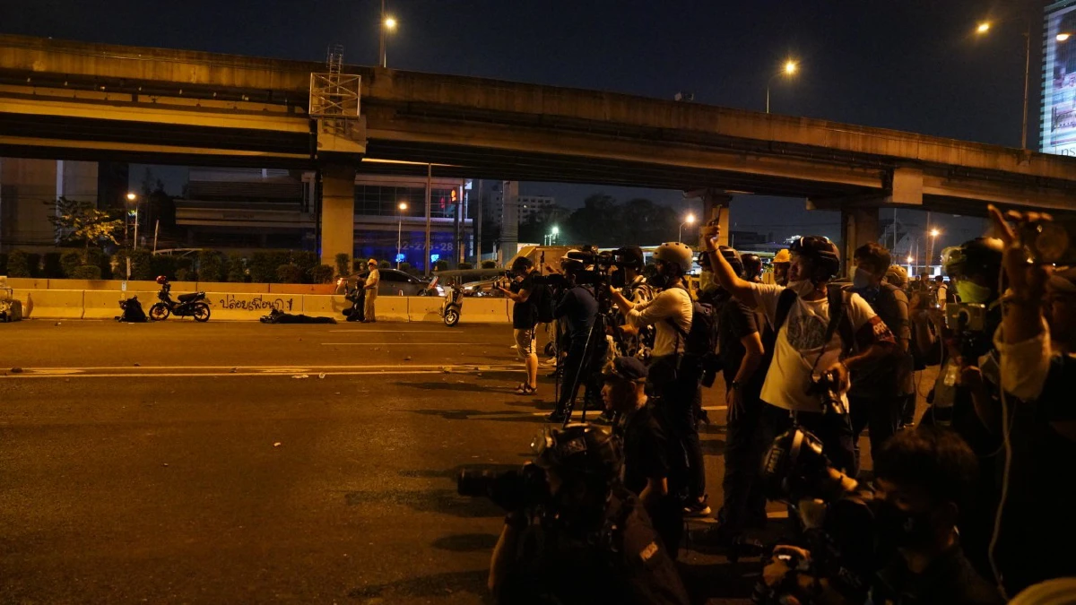 ม็อบหน้ากรมทหารราบที่1ยุติแล้ว หลังปะทะตำรวจชุลมุน