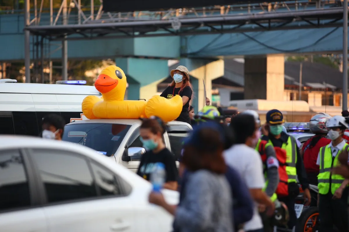 ม็อบชู3นิ้วโห่ไล่ตร.ตรึงกำลังหน้ารพ.ทหารผ่านศึก