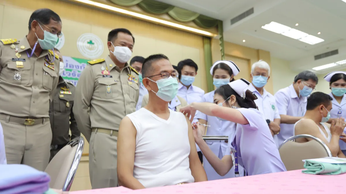 ผู้ว่าฯปทุมธานีประเดิมเข็มแรกฉีดวัคซีนป้องกันโควิด-19