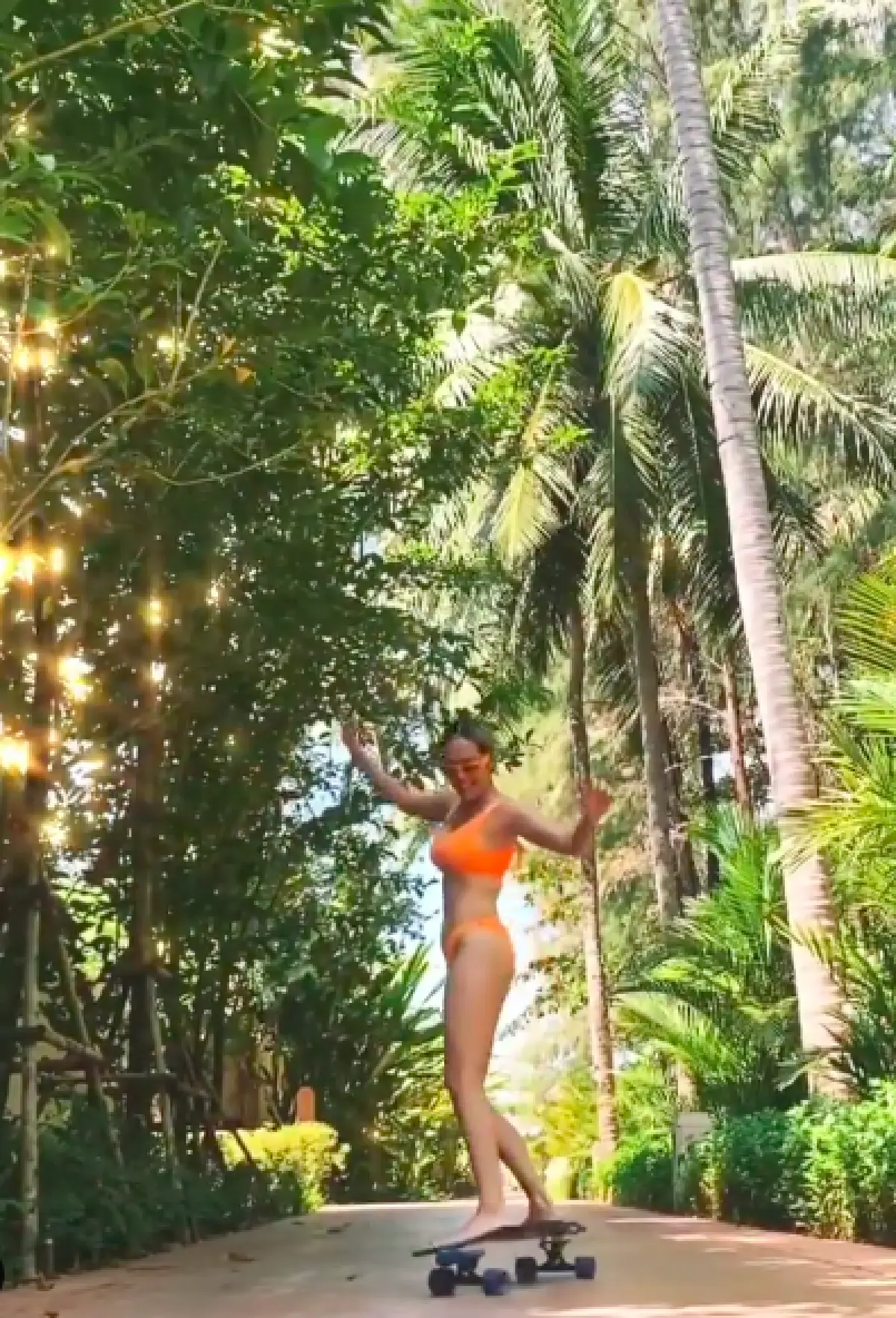 "นิว นภัสสร" สวมบิกินี่สีส้มสดใส โชว์ลีลาเล่นสเก็ตบอร์ดพลิ้วไหวทุกลีลา!