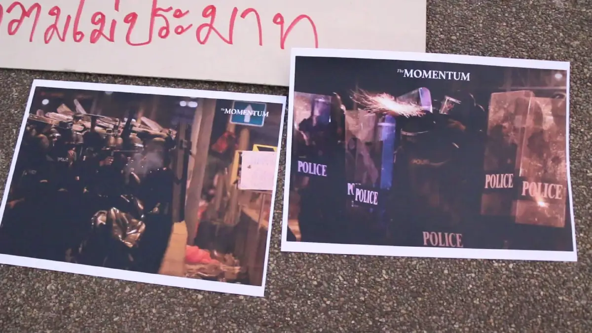 จัดแฟลชม็อบประณามตร.ใช้ความรุนแรงสลายการชุมนุมหวิดปะทะเดือด