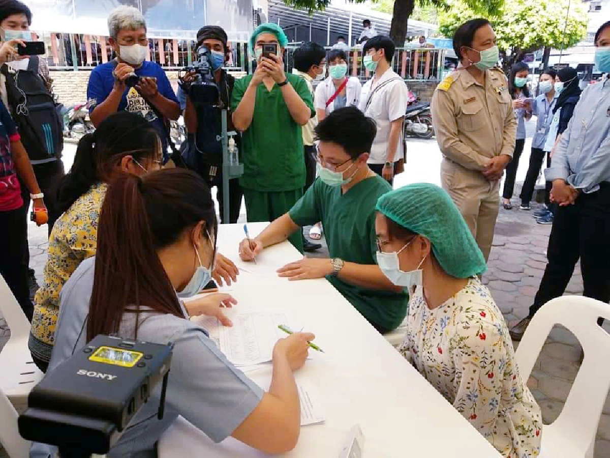 ภูเก็ตเริ่มฉีดวัคซีนโควิดเข็มแรกให้กลุ่มแพทย์พยาบาลด่านหน้า