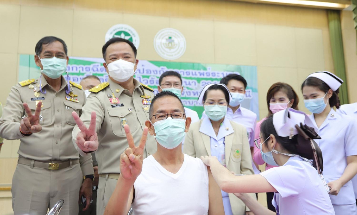 ผู้ว่าฯปทุมธานีประเดิมเข็มแรกฉีดวัคซีนป้องกันโควิด-19 ผู้ว่าฯปทุมธานีประเดิมเข็มแรกฉีดวัคซีนป้องกันโควิด-19