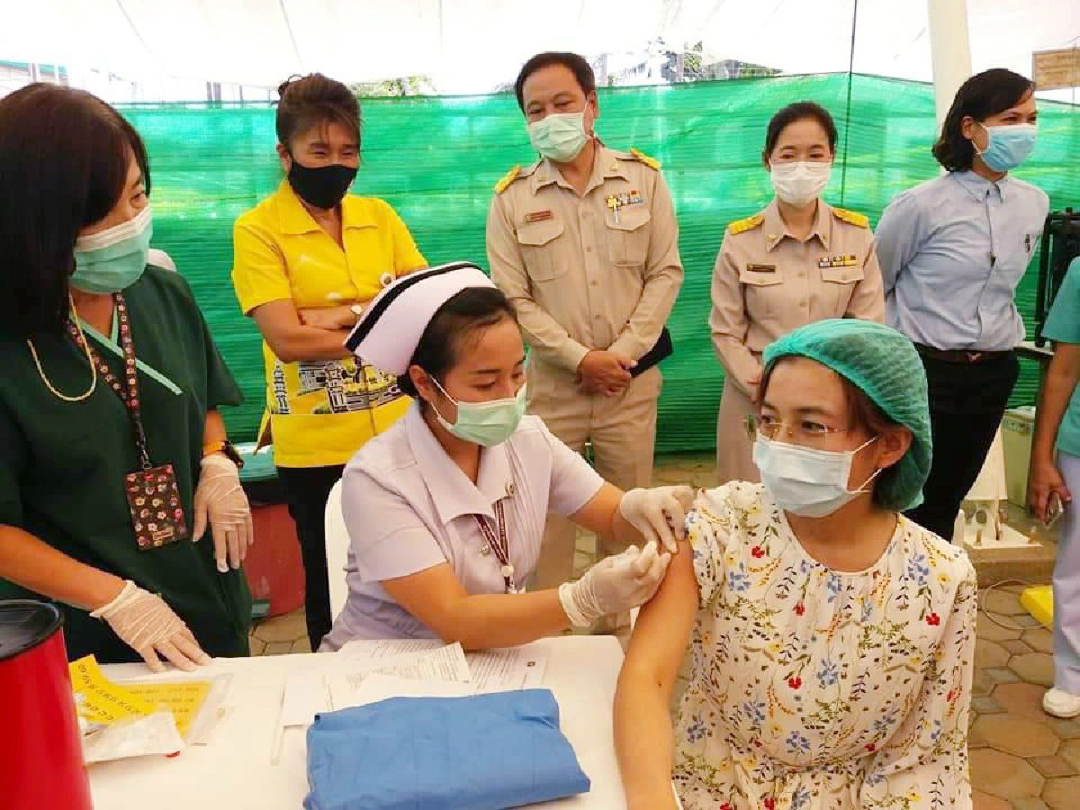 ภูเก็ตเริ่มฉีดวัคซีนโควิดเข็มแรกให้กลุ่มแพทย์พยาบาลด่านหน้า