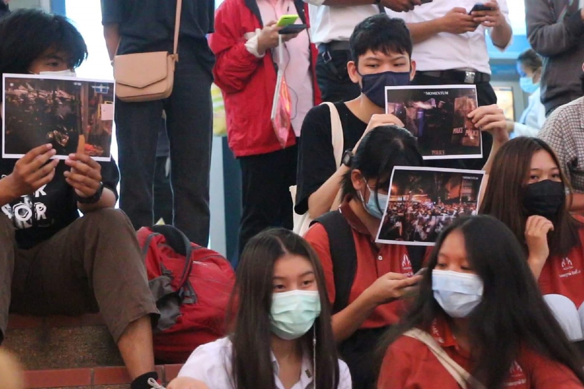 จัดแฟลชม็อบประณามตร.ใช้ความรุนแรงสลายการชุมนุมหวิดปะทะเดือด จัดแฟลชม็อบประณามตร.ใช้ความรุนแรงสลายการชุมนุมหวิดปะทะเดือด