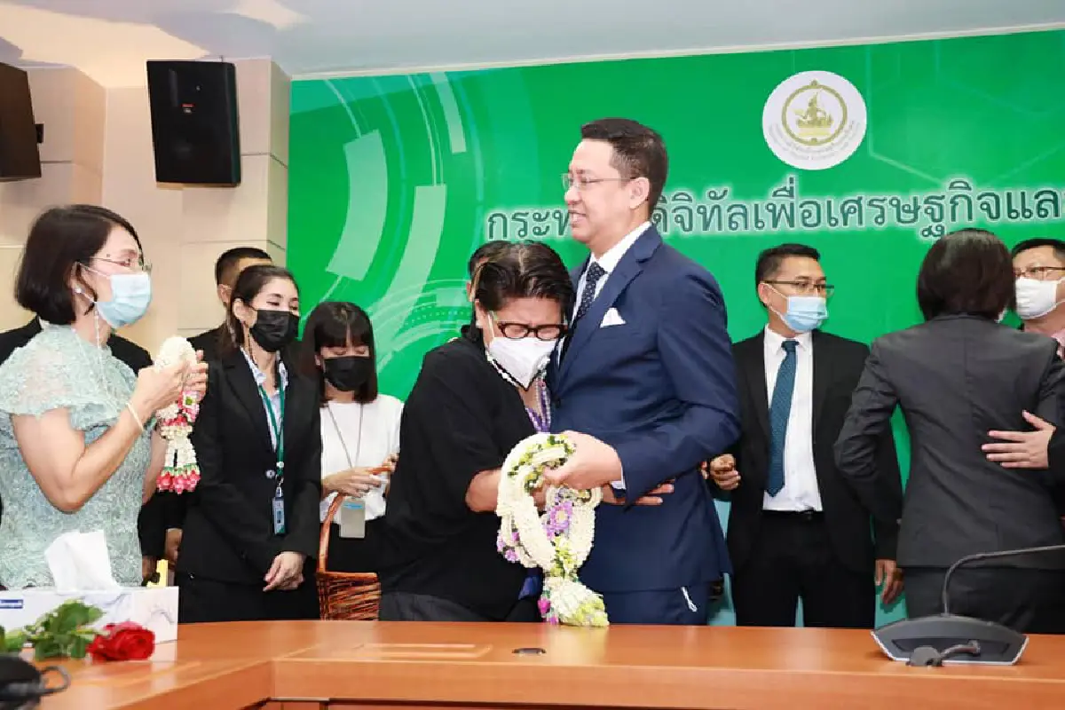 "พุทธิพงษ์" ย้อนกลับกระทรวงฯ ไหว้สิ่งศักดิ์สิทธิ์-อำลาลูกน้องเก่า