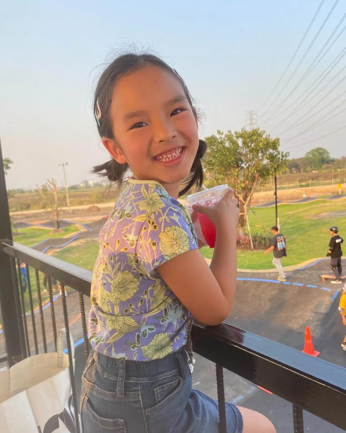 เข้ากันได้ดี! สงกรานต์ พา น้องปีใหม่ เที่ยวเล่นเซิร์ฟสเกตพร้อม แมท ภีรนีย์