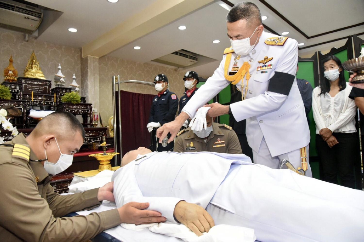 "ในหลวง-พระราชินี"พระราชทานพวงมาลาหลวงหน้าหีบศพตร.ควบคุมฝูงชน "ในหลวง-พระราชินี"พระราชทานพวงมาลาหลวงหน้าหีบศพตร.ควบคุมฝูงชน