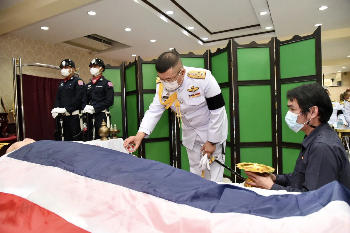 "ในหลวง-พระราชินี"พระราชทานพวงมาลาหลวงหน้าหีบศพตร.ควบคุมฝูงชน