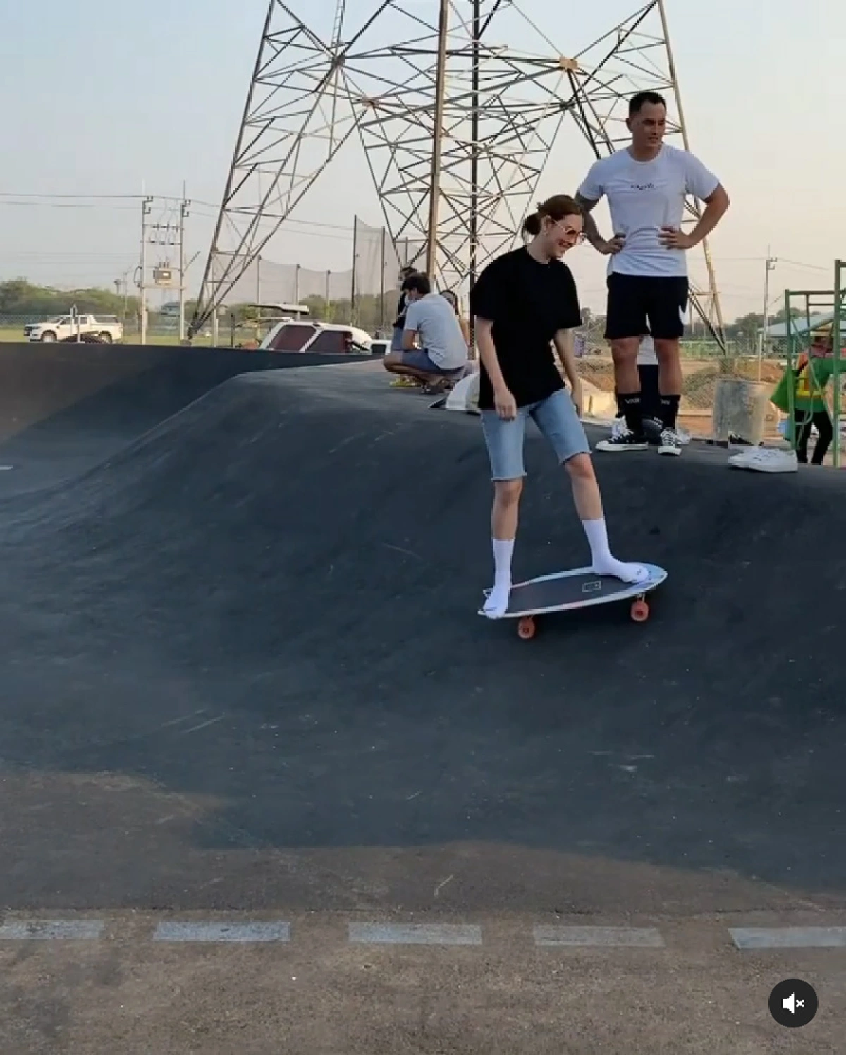 เข้ากันได้ดี! สงกรานต์ พา น้องปีใหม่ เที่ยวเล่นเซิร์ฟสเกตพร้อม แมท ภีรนีย์