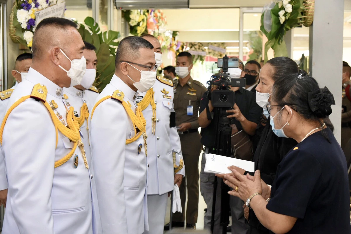 "ในหลวง-พระราชินี"พระราชทานพวงมาลาหลวงหน้าหีบศพตร.ควบคุมฝูงชน