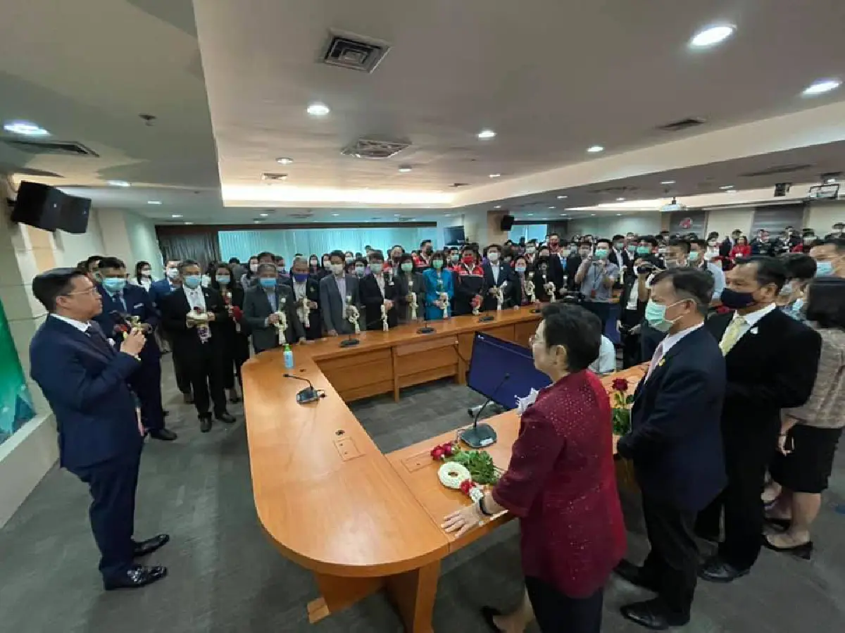 "พุทธิพงษ์" ย้อนกลับกระทรวงฯ ไหว้สิ่งศักดิ์สิทธิ์-อำลาลูกน้องเก่า