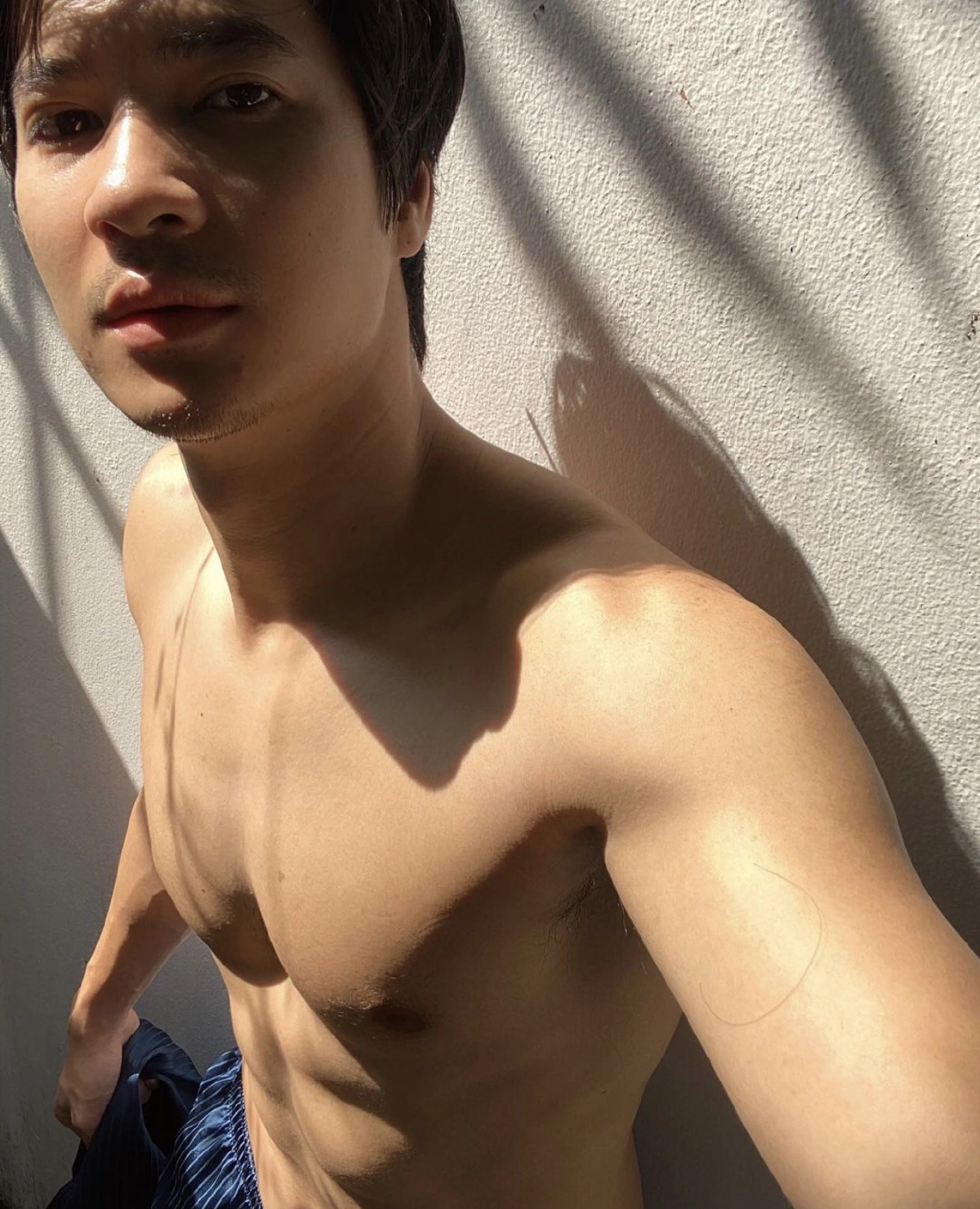 ไมค์ ภัทรเดช อวดหุ่นแซ่บซิคแพกแน่น โพสท่าริมหาดสุดชิล 