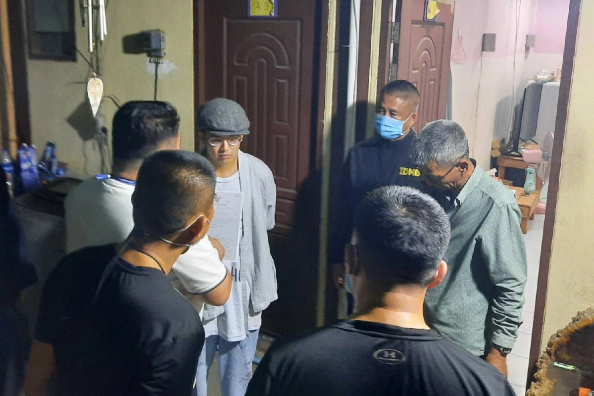 เปิดภาพตำรวจแสดงหมายจับก่อนคุมตัวแอมมี่ 