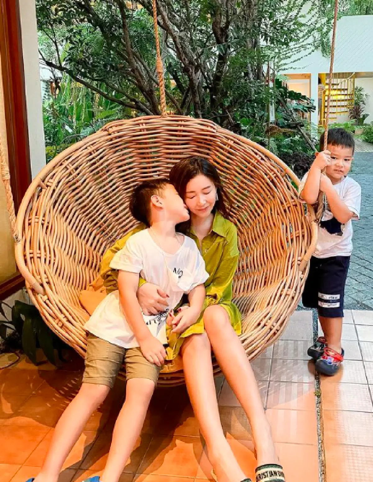 "แพร" อดีตภรรยา "จอห์น วิญญู" ฟาดกลับชาวเน็ต หลังถูกแซะทำไมไม่ทนเพื่อลูก?